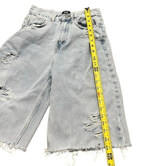 SIMPLE SOCIETY Light Wash Distressed Bermuda Jean Shorts Size 3/26 - Picture 5 of 7